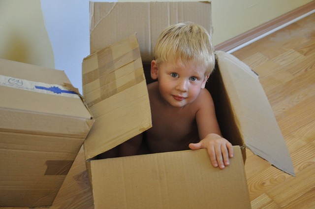 Gyermek a dobozban